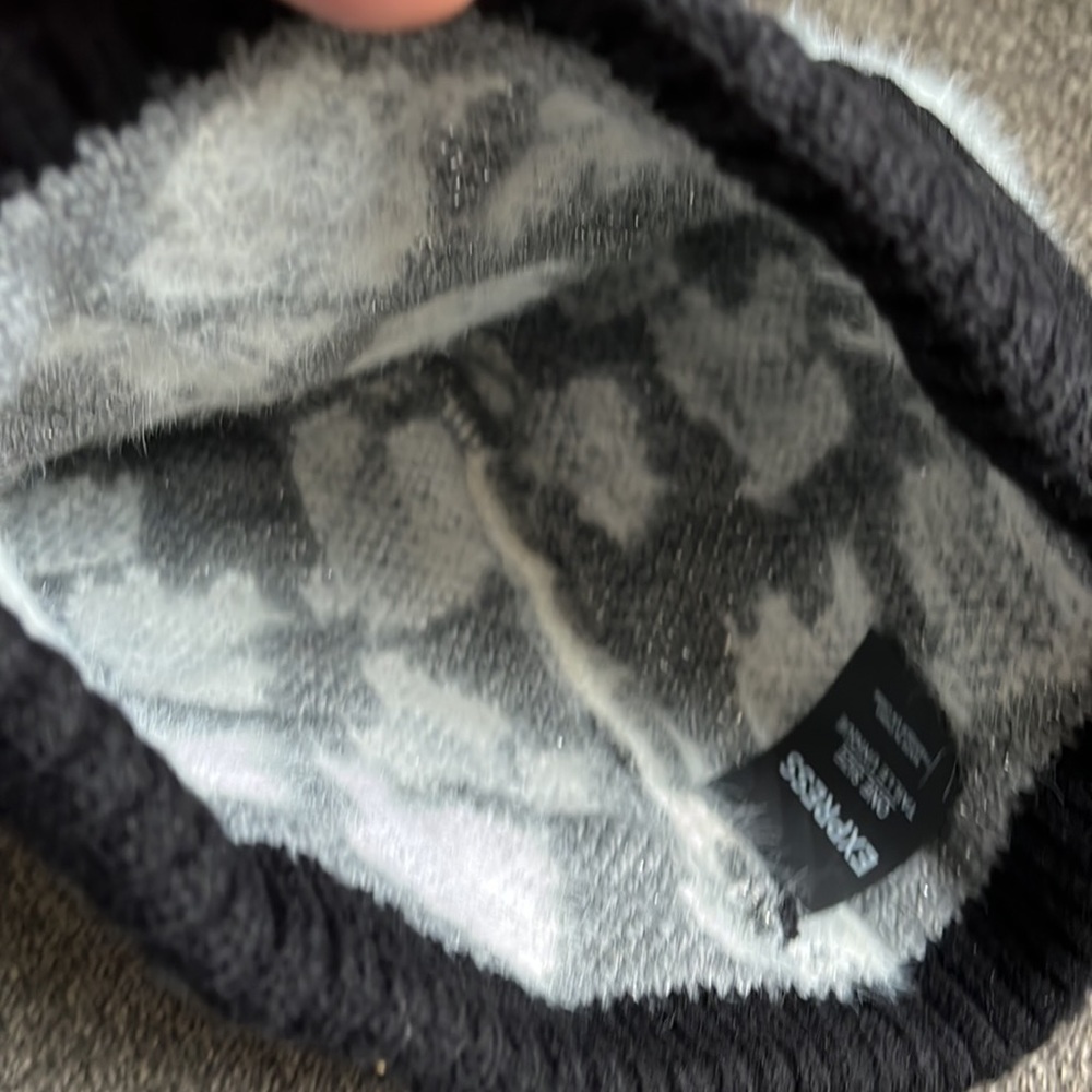 Two Pom hats - Picture 5 of 7